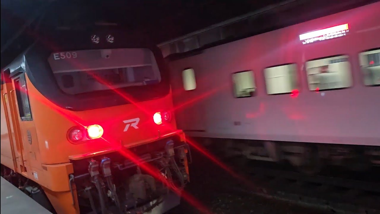 170次嘉義開往花蓮的E500型雙電力機車頭E507+十二節PP車廂+E509推拉式PP自強號，和117次基隆開往潮州的EMU3000型十二輛編組EMU3028皮蛋豆腐騰雲號綠色帶新城際自強號列車