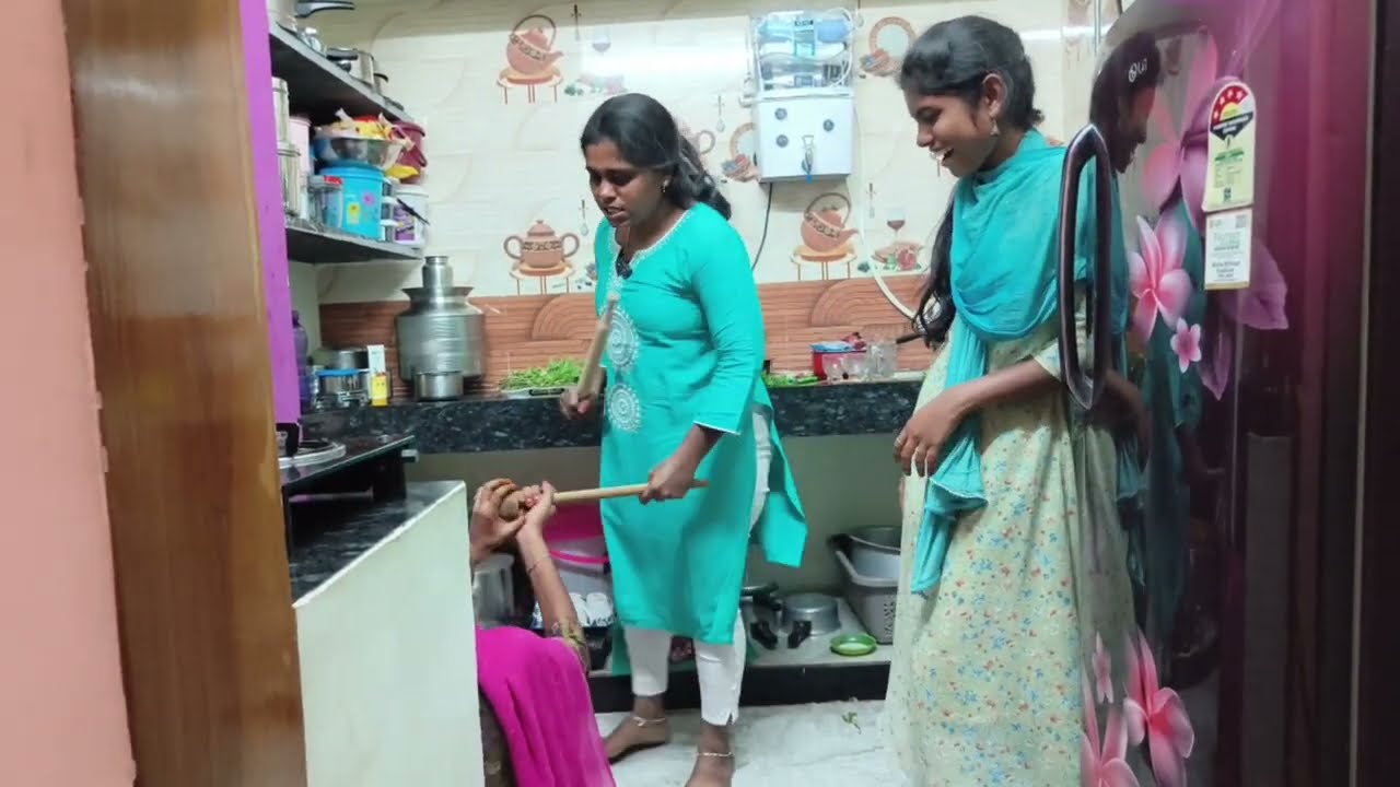 Irritating amma | amma va pesa vekkalam ahh | enga amma ku ivlo kovam varum ahh | watch till end