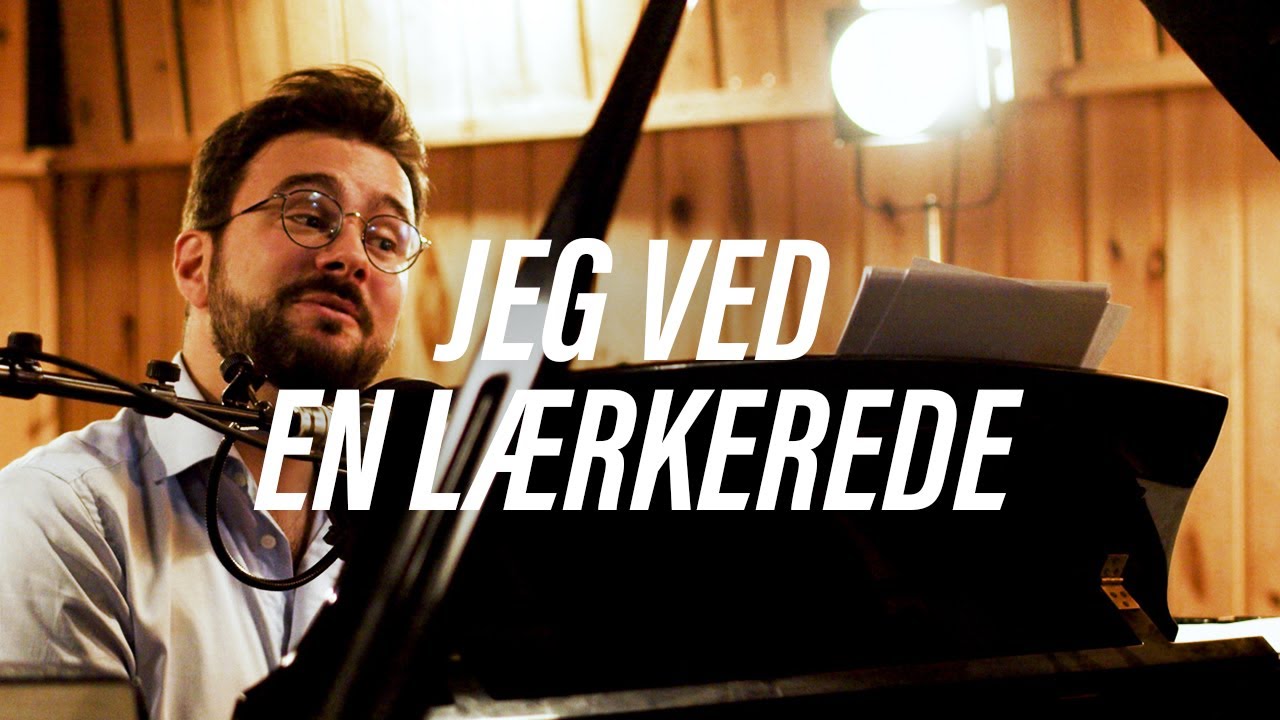 Phillip Faber synger og spiller 'Jeg ved en l&aelig;rkerede' til bogen Den danske sang