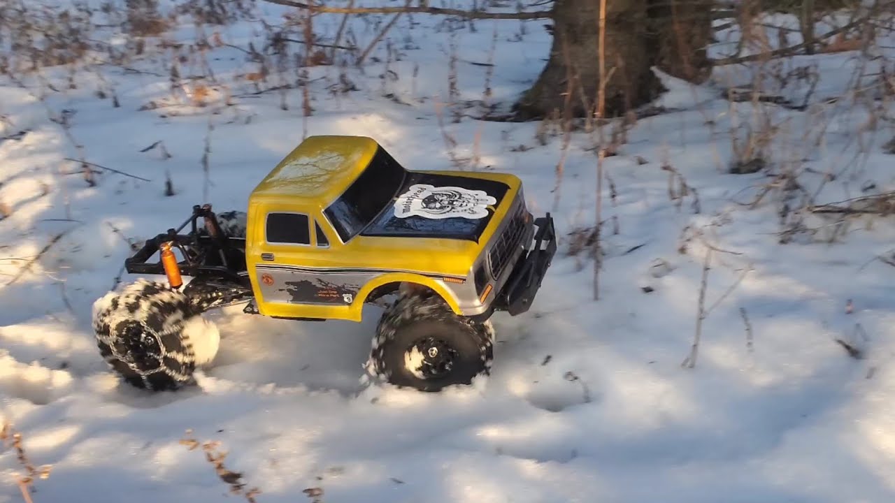 Rc Scx10 trail truck hitting the snow trails 1/10 no commentary