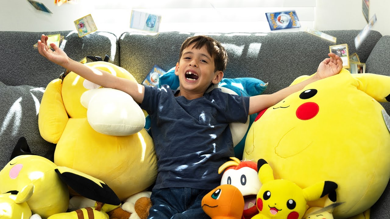 A Young Pok&eacute;mon Collector Hits the Ultimate God Pack