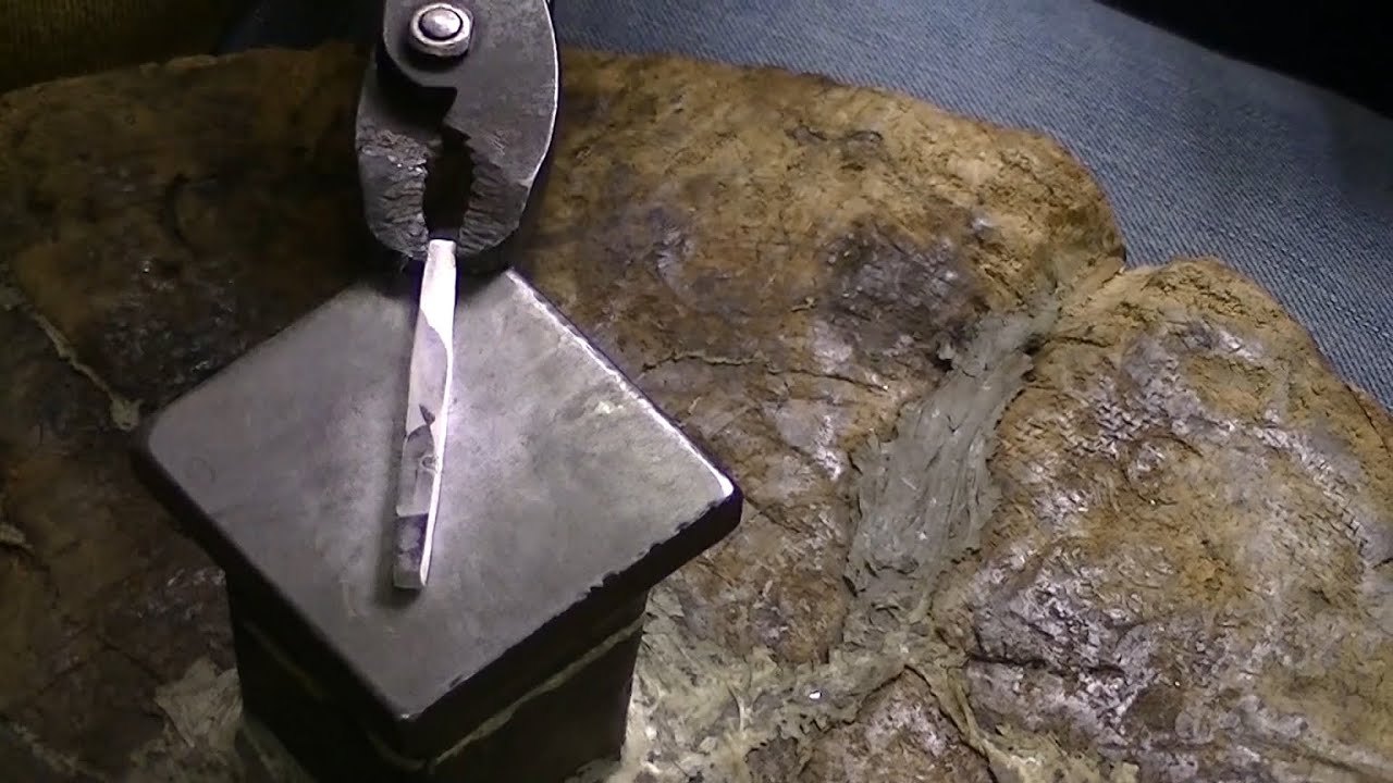 950銀を溶解し金槌で角棒を制作