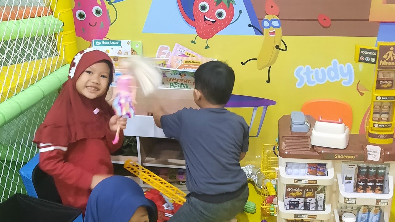 Nayyara bermain di playground yang baru buka @NayyaraFun