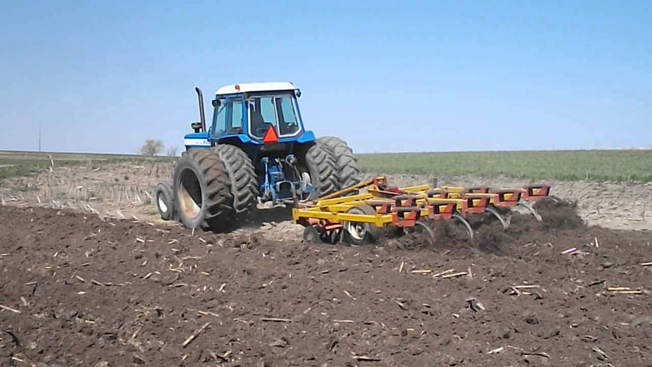 Ford TW-20 Tractor Chisel Plowing