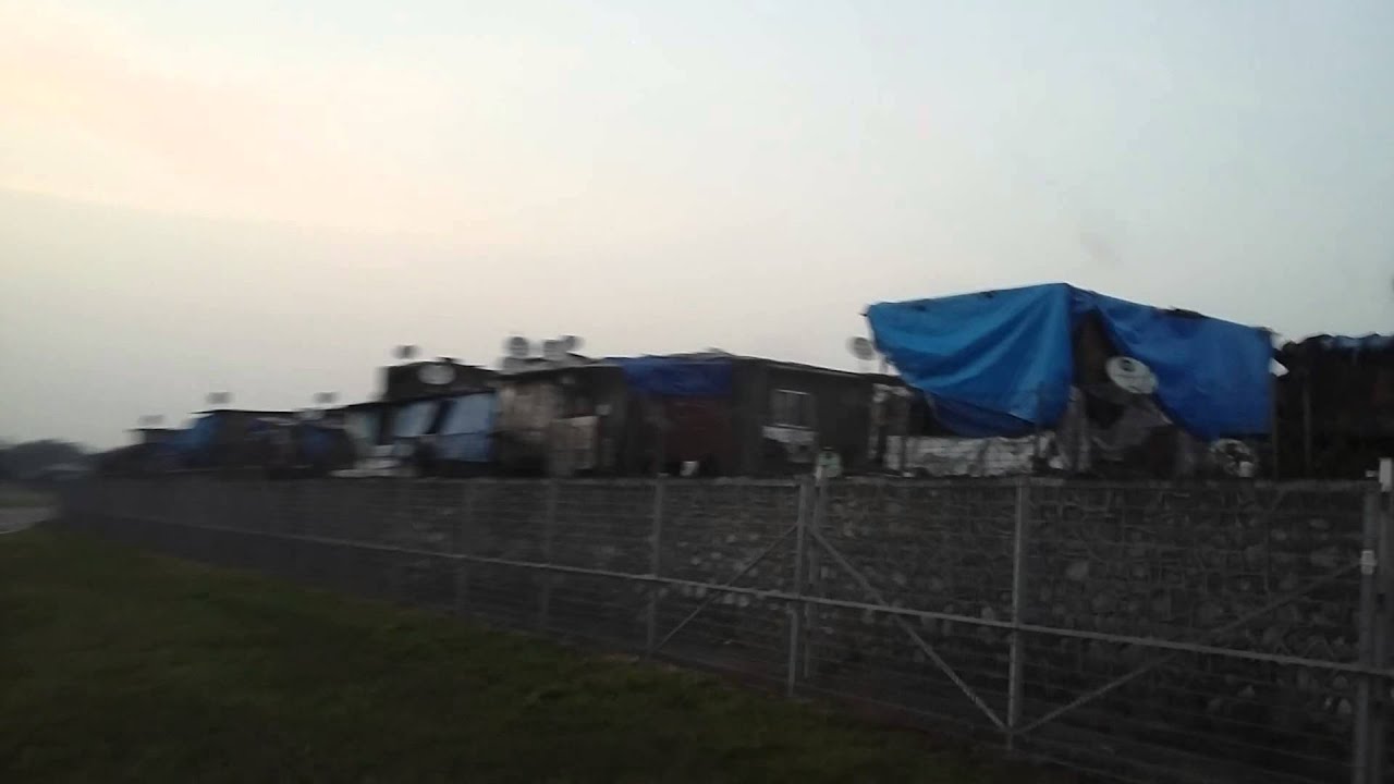 BOMBAY (Mumba&iuml;) - Airport slums !