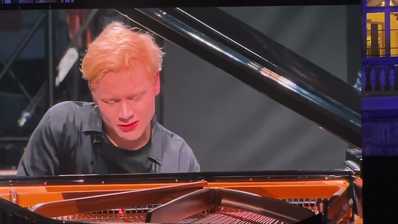 Alexander Malofeev esegue in piazza San Marco Rhapsody in Blue di Gershwin