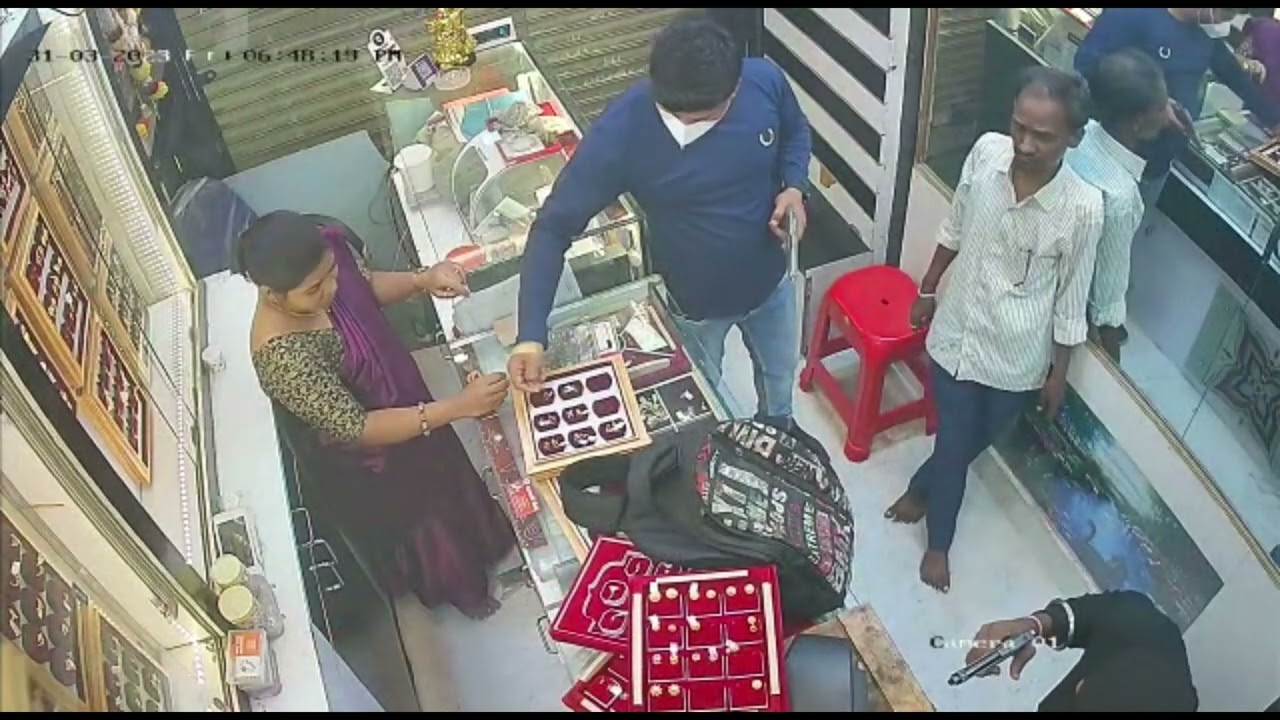 सुपे येथे महालक्ष्मी ज्वेलर्सवर दरोडेखोराकडून संपूर्ण सोन्याचे दागिने चोरतानाचे CCTV फुटेज,