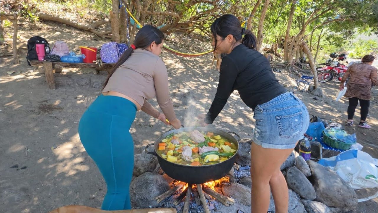 🔴😱Asi preparamos un caldo de gallina india en el rio /CHICAS SALVADOREÑAS 