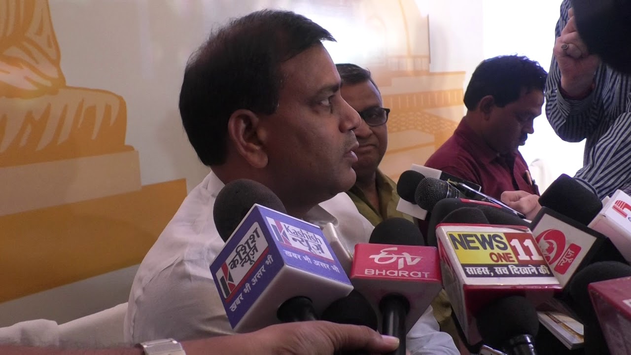 पटना नगर बस सेवा के द्वारा विभिन्न बस पास के सम्बन्ध में प्रेस वार्ता करते हुए परिवहन मंत्री