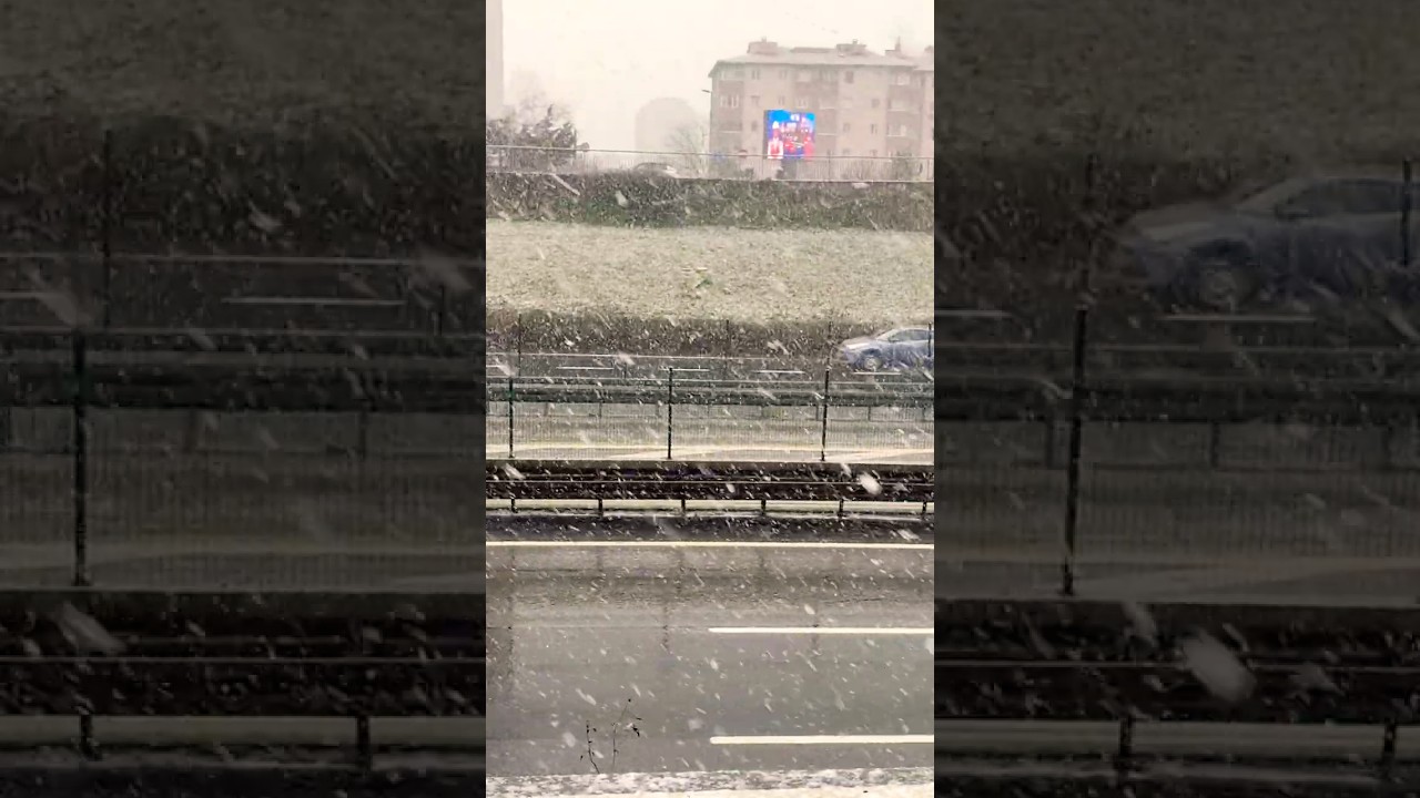 With the snowfall in Istanbul, careful driving is required. 