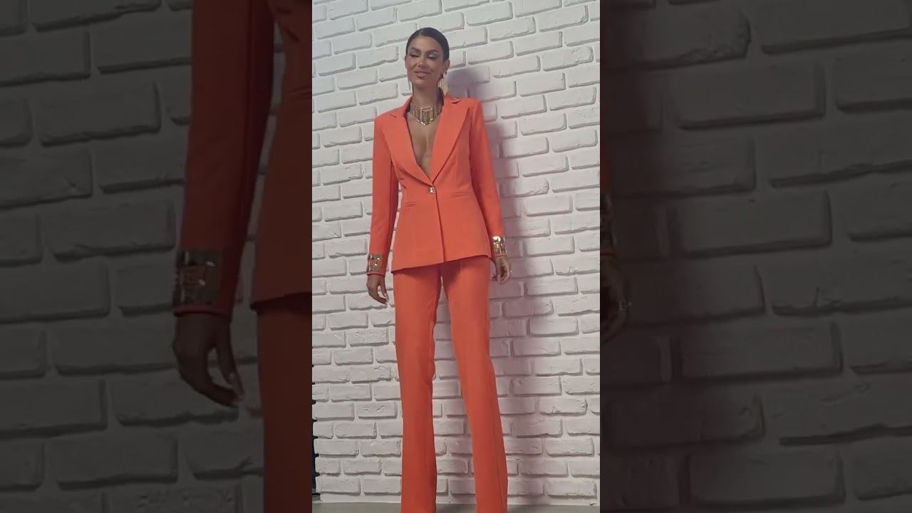 Tailleur giacca e pantaloni con inserti oro