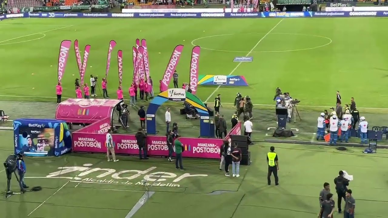🔥Incidentes entre HINCHADA y POLICÍA previo al partido entre Atlético NACIONAL y AMÉRICA de Cali 👀.