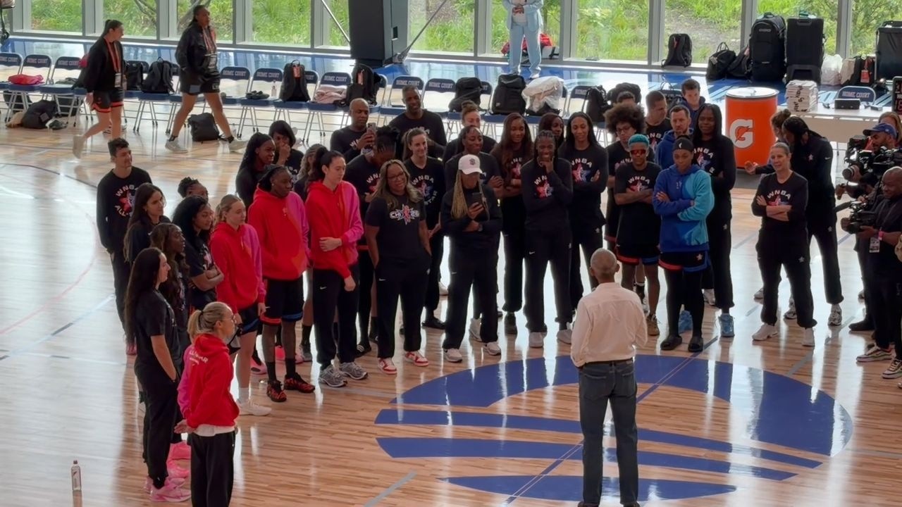 President Obama greets WNBA All-Stars in surprise visit