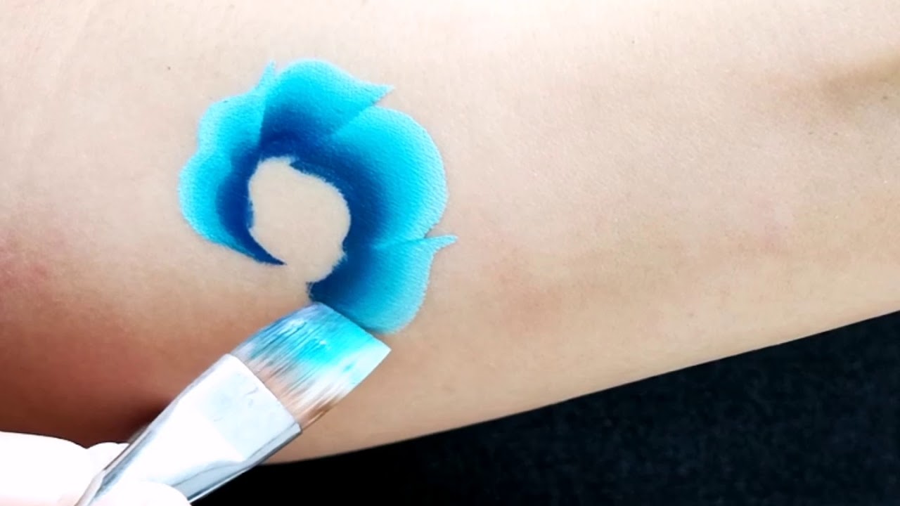 FACEPAINTING: ONE STROKE BLUE ROSE | PINTACARITAS: ROSA AZUL CON TÉCNICA 