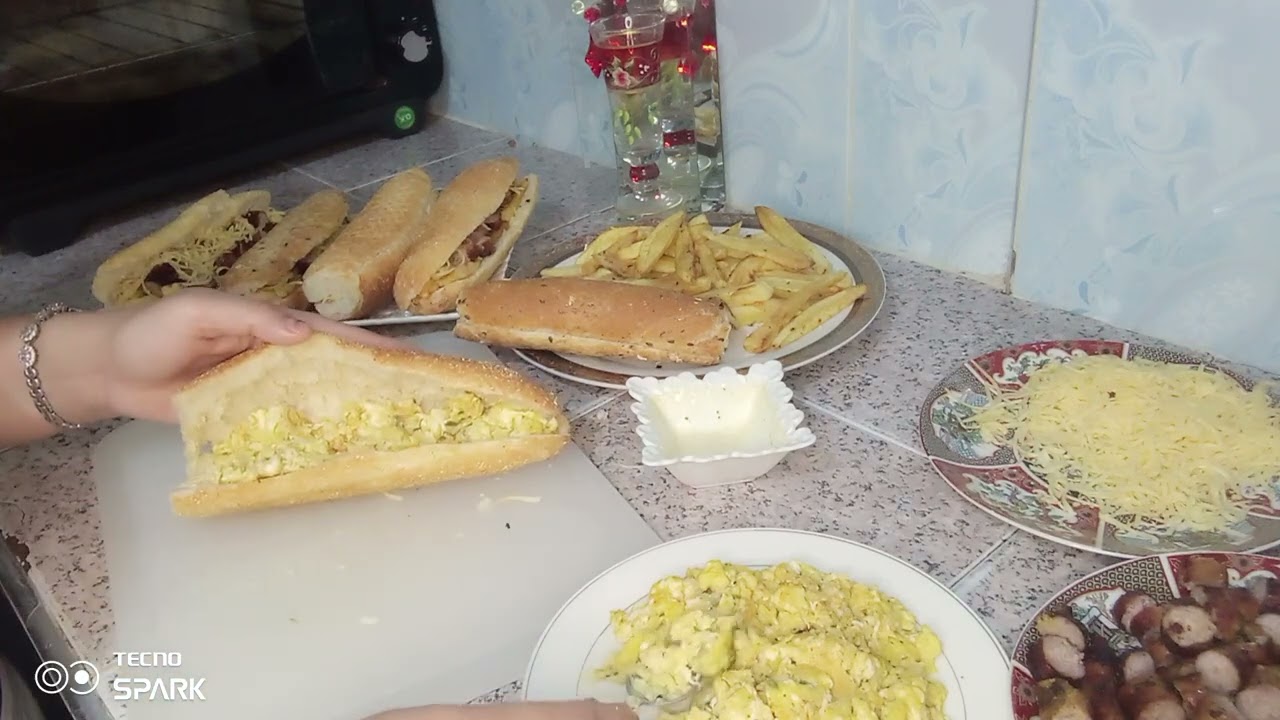 ارواع ساندويش ب صوصيص النقانق  والبطاطس المذاق اكتر من روعة