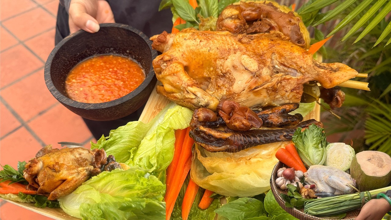មាន់ដុតទឹកដូង ជ្រលក់ទឹកត្រីកោះកុង រដូវភ្លៀងកក់ខែ  l Roasted Chicken with Coconut Water