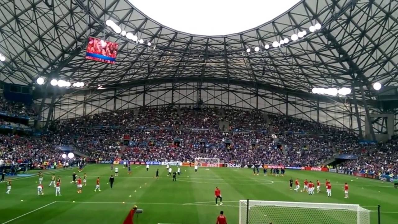 Albanian Fans Tifozat Kuq e Zi  singing 