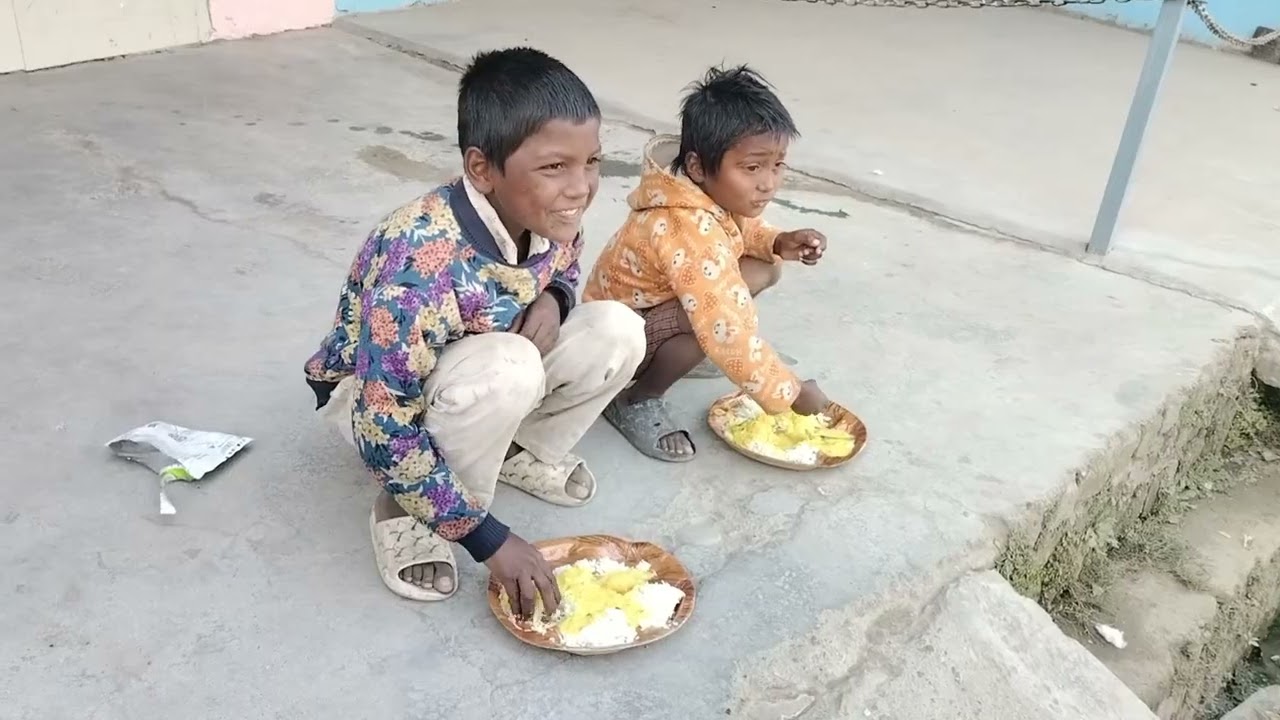 ध्रुव के जन्मदिन के अवसर में माता-पिता के ने दिया गरीब लोगों के लिए भोजन 