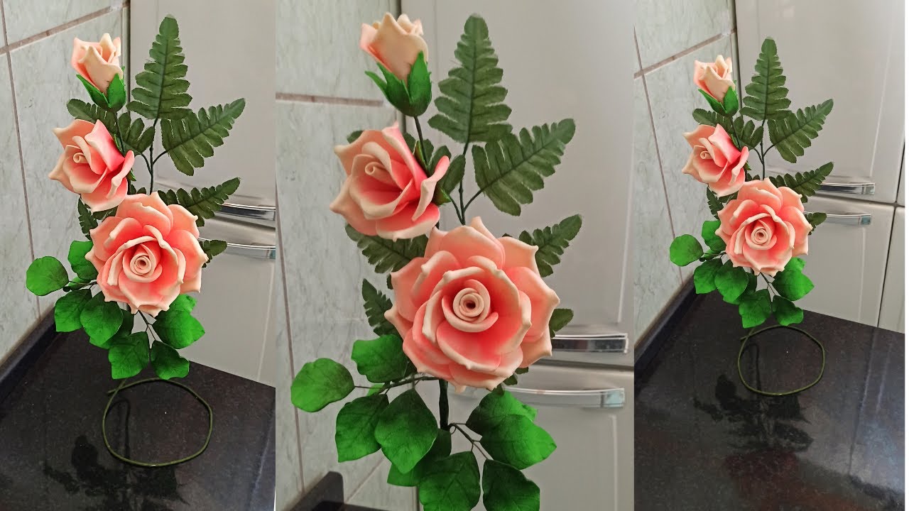 Galho de rosa e eva direto na mesa.