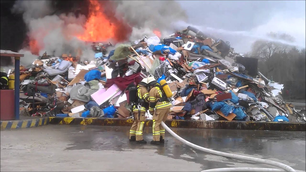 FEUERWEHR HOCHBR&Uuml;CK: Gro&szlig;brand Recyclinghof
