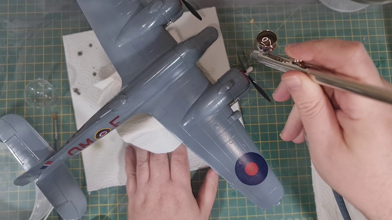 Basic Tutorial for applying a Gloss Varnish Clear coat for Models using an Airbrush, Tamiya X22, MLT