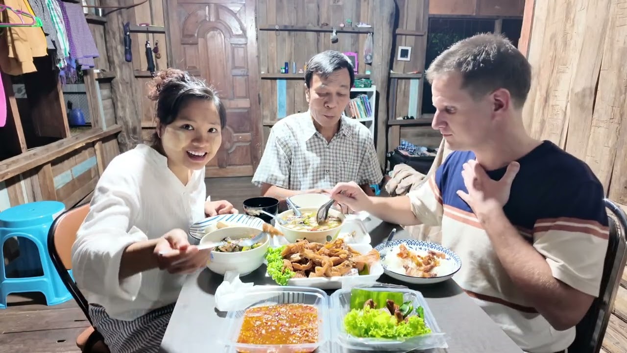 ကားဆီမကုန်ခင် ဆိုင်က ပါဆယ်သွားဝယ်စားတယ်