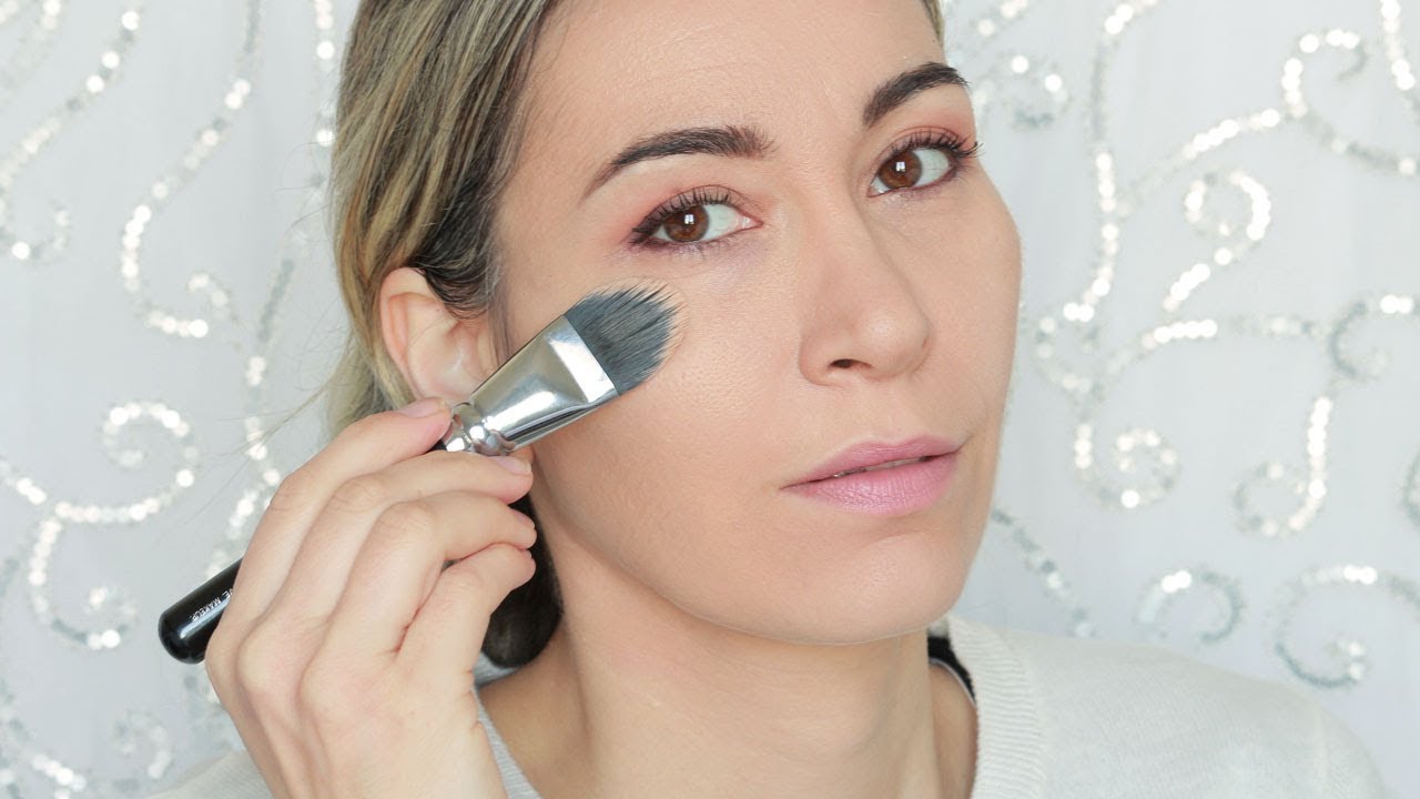 Trucco per principianti fondotinta: come applicarlo, effetto 'seconda pelle' .