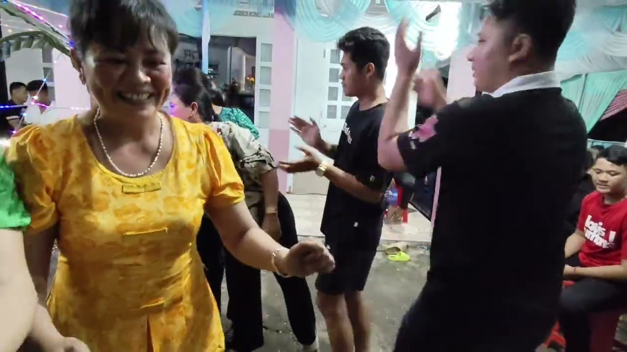 Lễ dâng y ( Kathina) Lâm si pô và Lý thị Thương tại ấp xà lan huyện Châu Thành TP cần Thơ 