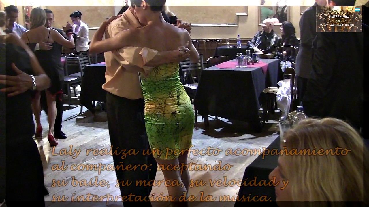 watch a old milonguero tango dancer on dancing flor of Milonga Sueno Porteno