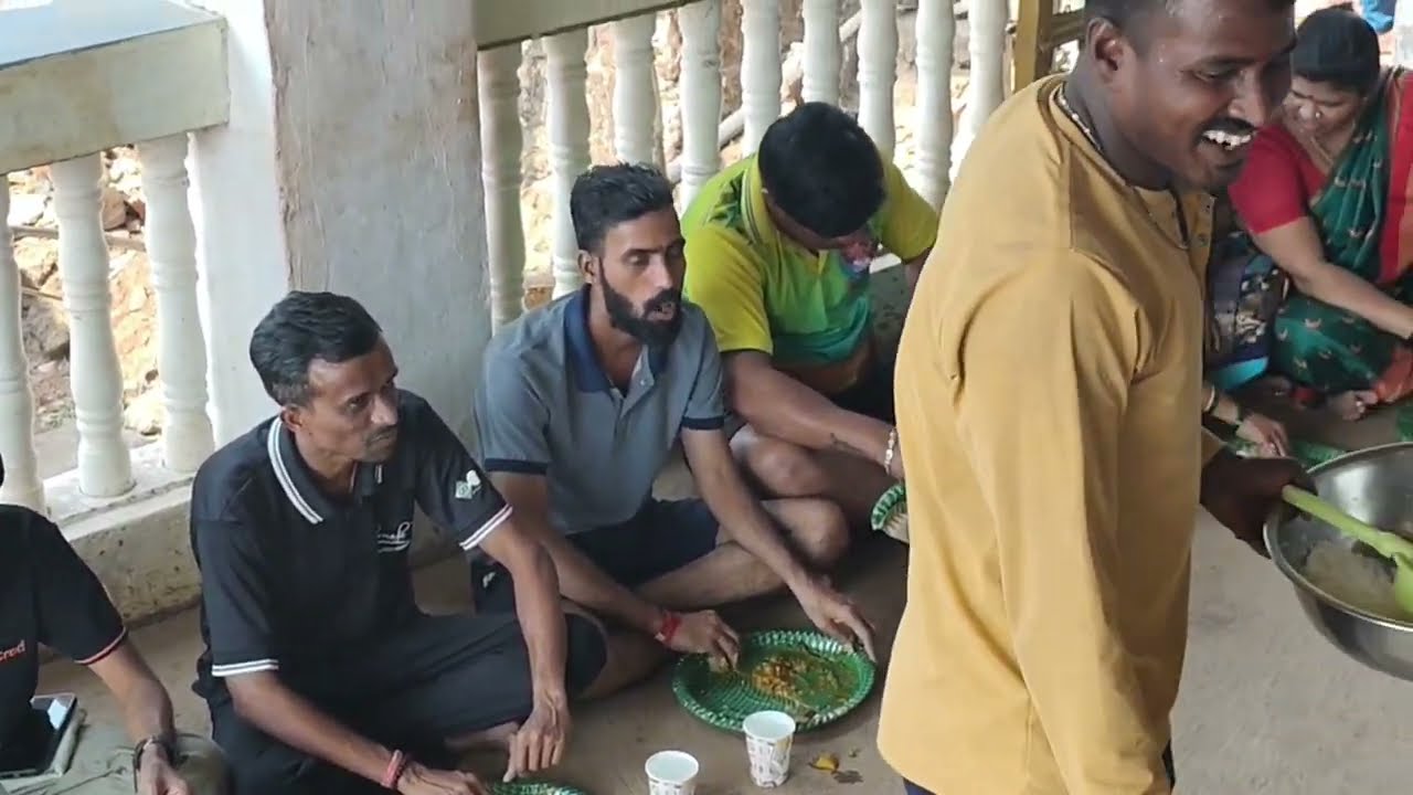 गावांनी बनवला एकत्र जेवण आम्ही गेलो मतदान साठी गाव#कोकण #log vidio 