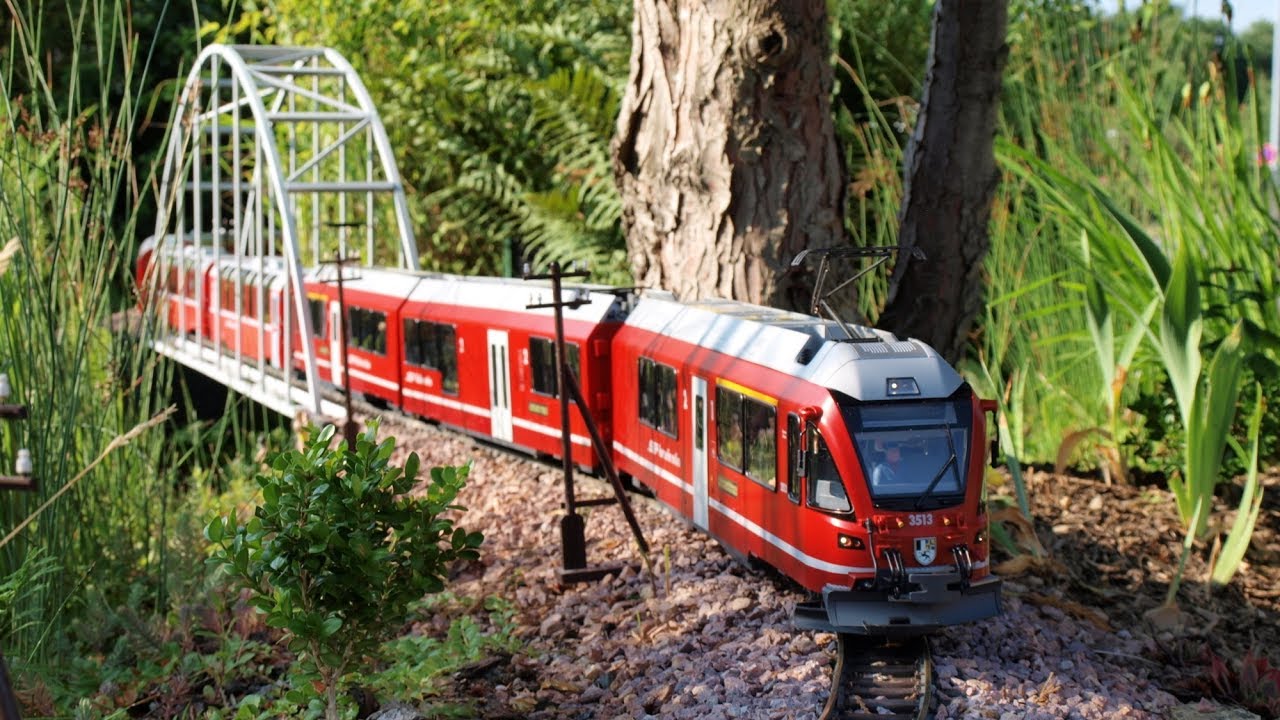 Mit dem Bernina Express von Chur nach Tirano und zurück oder   Ein Sommertag auf der Gartenbahn