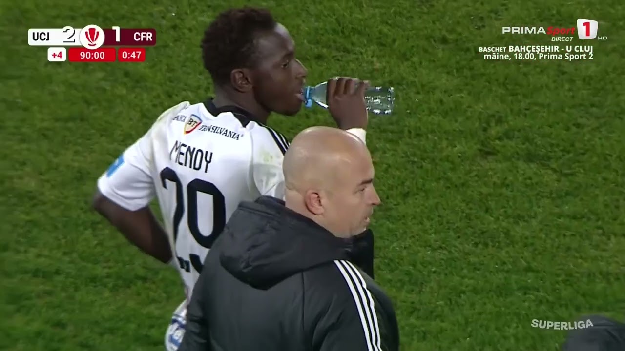 GOOOL! U Cluj - CFR Cluj 2-1. Mendy reia cu capul de pe bara a doua după un corner