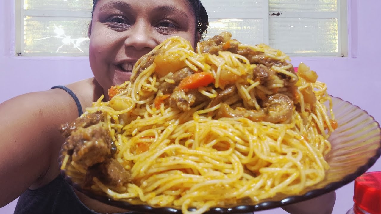 ALMOÇO DE HOJE AQUI NA ROÇA MACARRÃO 🍝 COM COSTELA COZIDA 