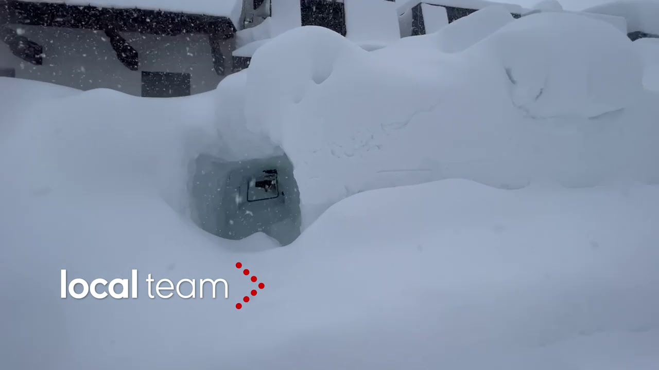Abetone, la nevicata prosegue: si scavano tunnel per accedere alle porte delle case