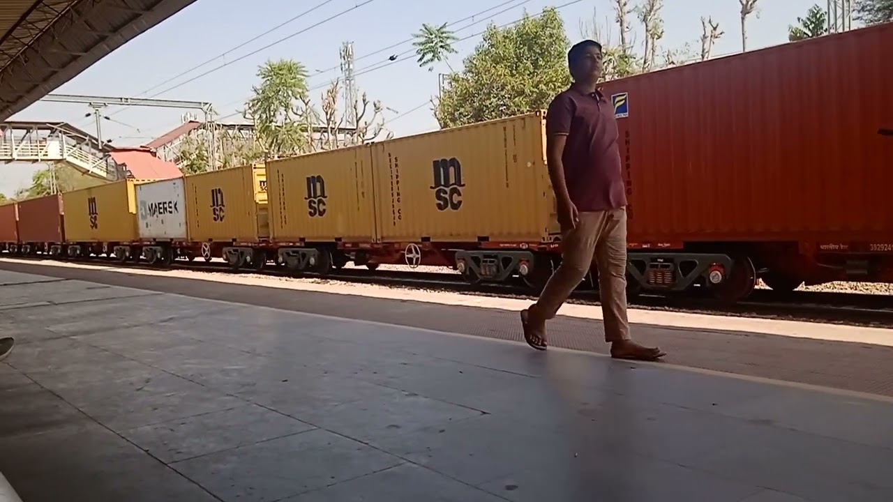🎉💥श्रीमाधोपुर रेलवे स्टेशन पर मेल लाइन पर आकर रूकती हुई कन्टेंरगाड़ी डीजल लोकोमोटिव से 🌟🌟