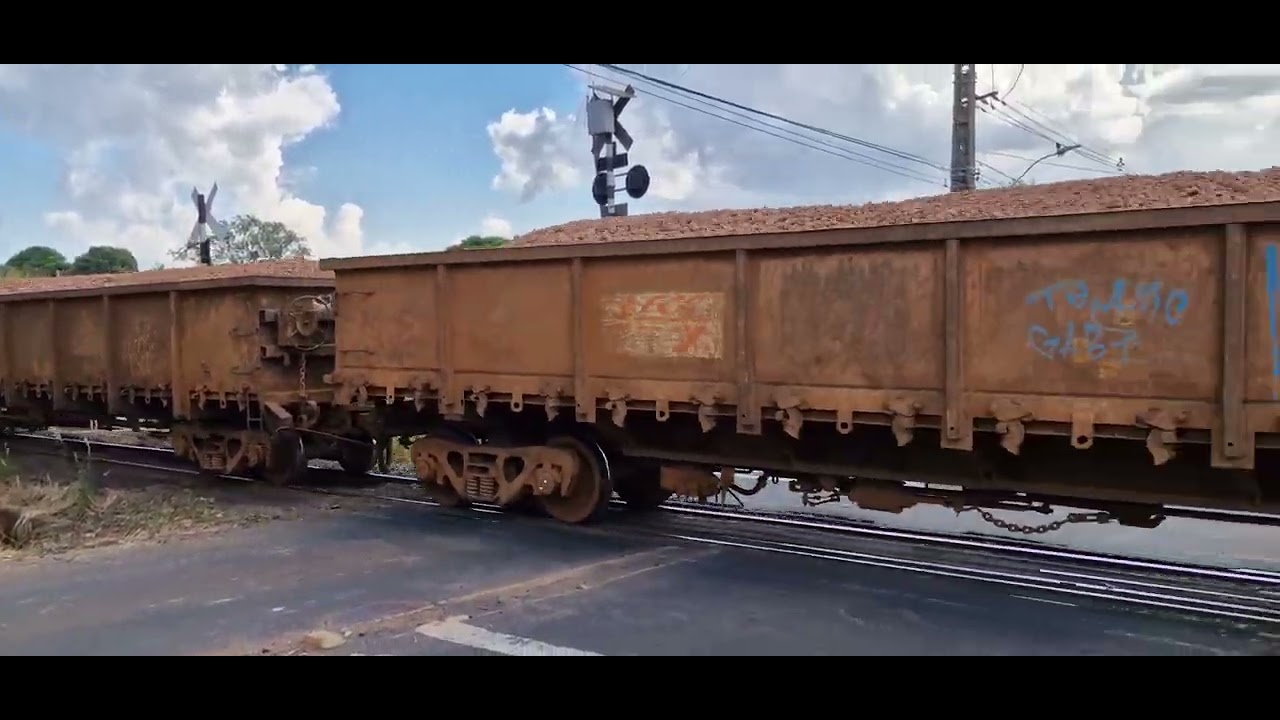 Arrancadao com SD40 auxiliando trem de bauxita que nao venceu rampa na chegada de Uberaba 06/06/2024