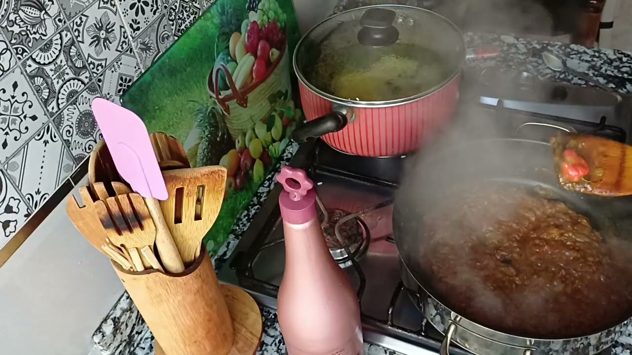 الروز بلصوص الطماطم والدجاج المقلي 