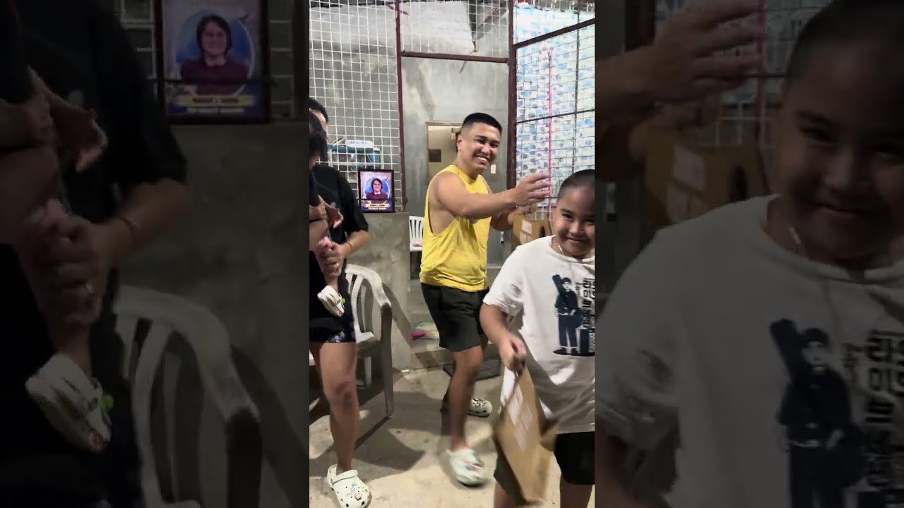 Zeah giving gifts on Christmas ❤️