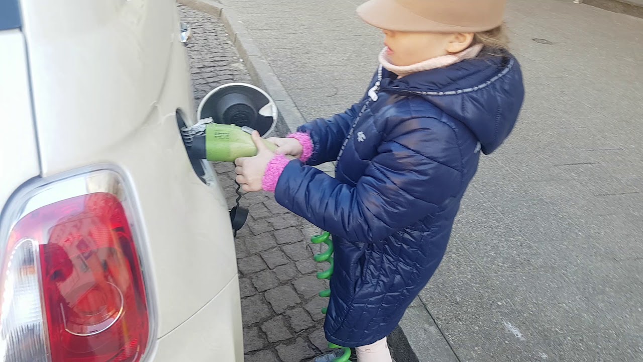 Ładowanie samochodu elektrycznego Fiat 500e od firmy PTAK