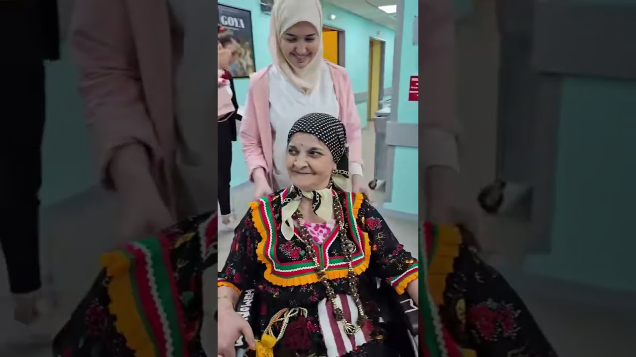 مليكة خرجت من عيادة الازهر الحمد الله فرحانة. هايلة. شجاعة. شابة. زينة ماتبخلوهاش بالدعاء من فضلكم
