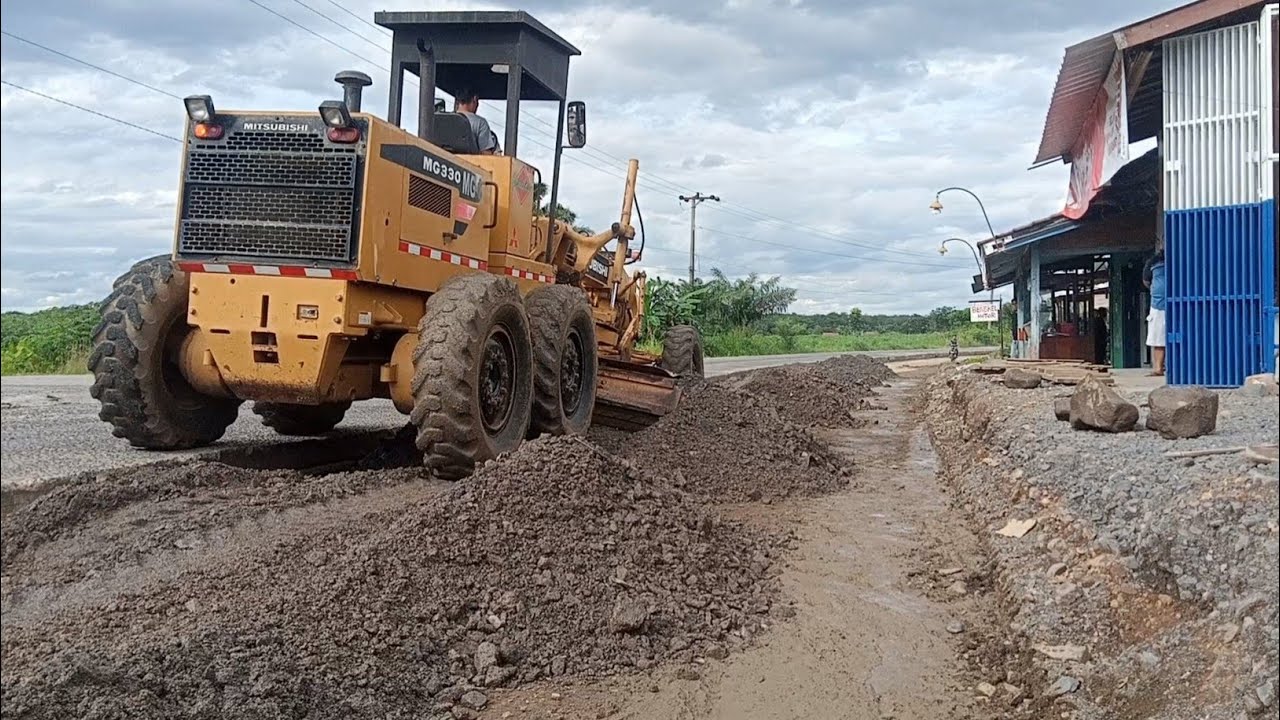 Motor Grader Spreading Split Stone For Hardening Cast Concrete Platform