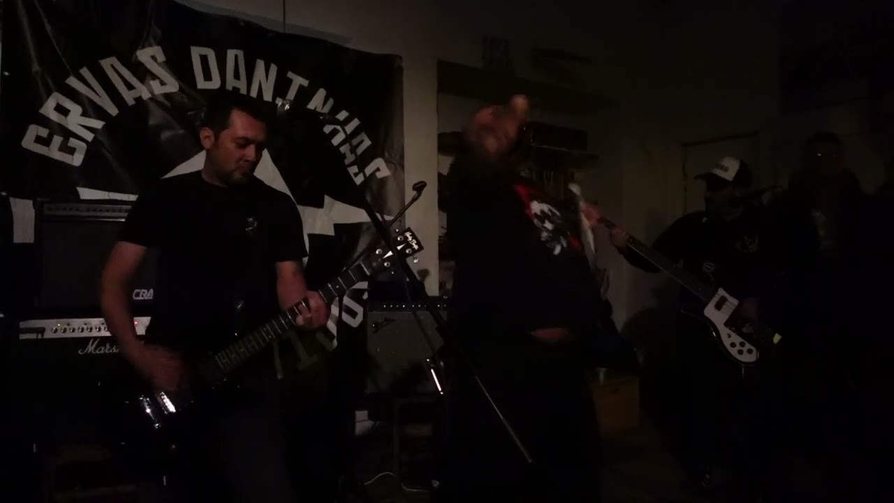 Os Xangaih ao vivo na Coop. Mula num evento com os Bastardos do Espirito Santo e Ervas Daninhas