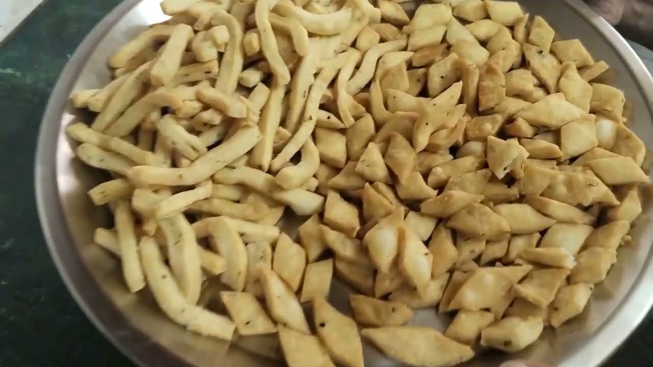 इस रेसिपी को बना लो और महिनों तक खाओ | Namak Pare Recipe |