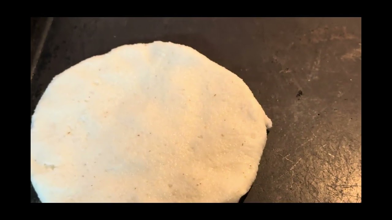 La Cuquita, haciendo tortillas