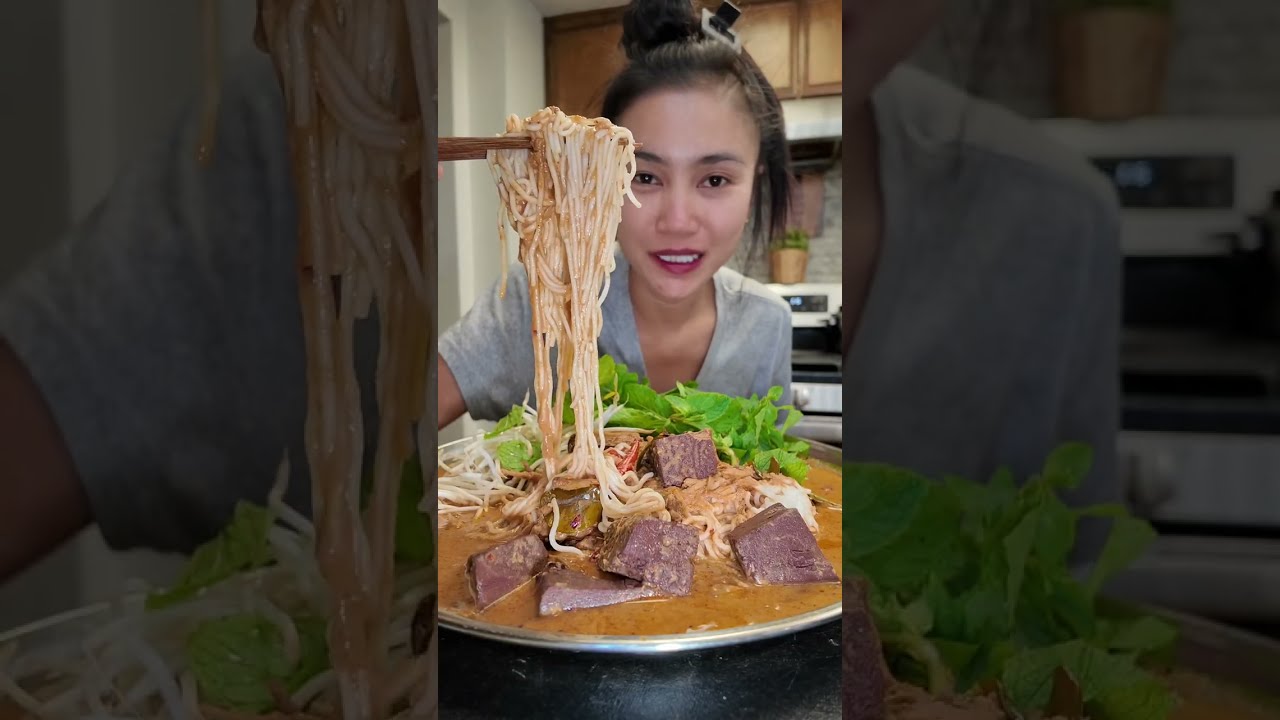 ขนมจีนน้ำยากะทิใส่เลือดก้อนโตโต รสชาติเข้มข้นอร่อย