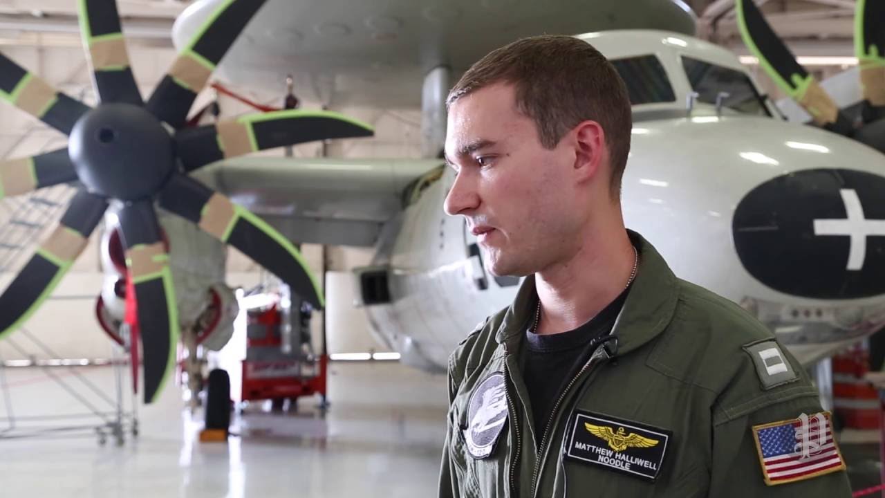 Пилоты ВМС, спасшие самолет E2-C Hawkeye, описывают действия в случае обрыва посадочного троса.