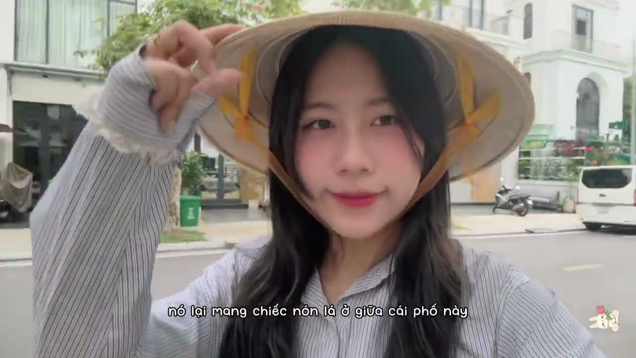 Bị tưởng là người nước ngoài khi đội nón lá???