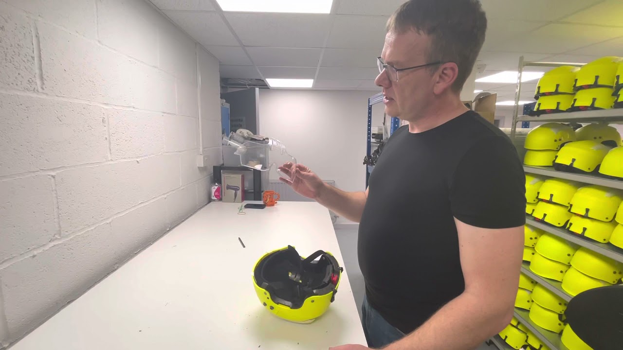 Changing the visor on the manta helmet