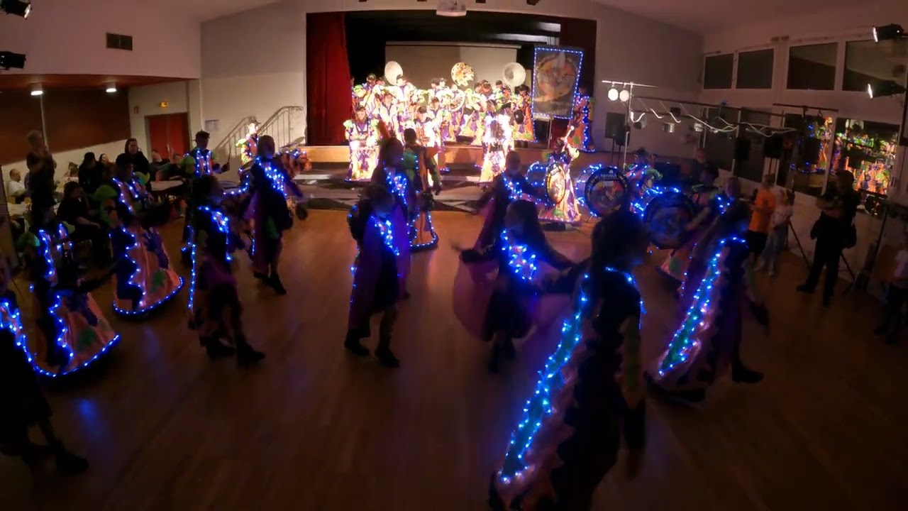 MAGNIFIQUE ENTREE DES DRAGON MUSIK ET SES DANSEUSES