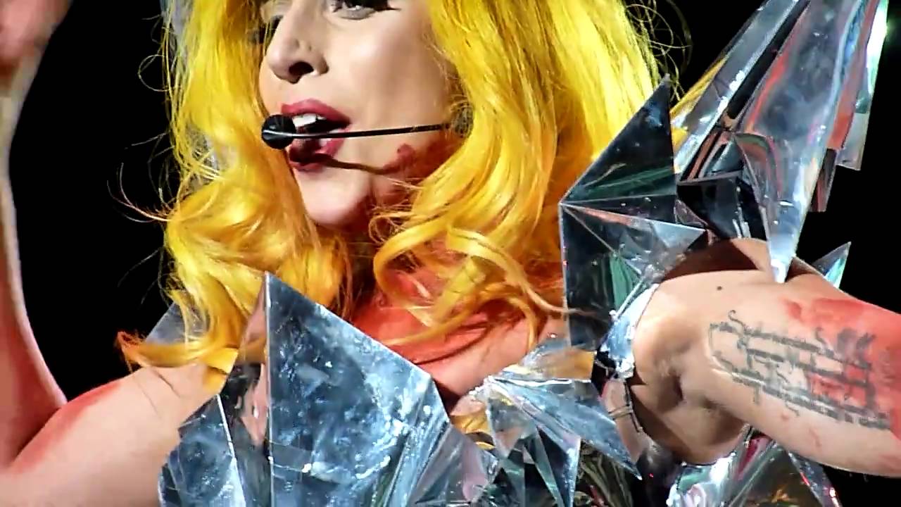 Lady Gaga - Bad Romance [The Monster Ball @ Malmö Arena, 19/11, 2010] HD